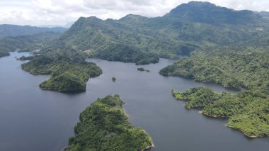 Milford Ses ve Kuşkulu Ses 'in Dağları ve Fiyortları, Yeni Zelanda. Bengoh Vadisi, Sarawak.