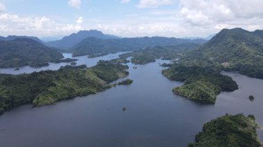 Milford Ses ve Kuşkulu Ses 'in Dağları ve Fiyortları, Yeni Zelanda. Bengoh Vadisi, Sarawak.