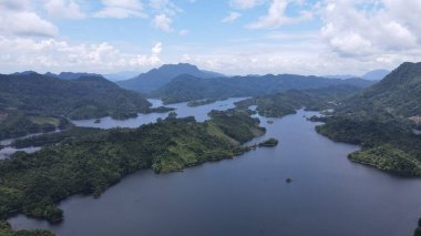Milford Ses ve Kuşkulu Ses 'in Dağları ve Fiyortları, Yeni Zelanda. Bengoh Vadisi, Sarawak.
