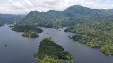 Milford Ses ve Kuşkulu Ses 'in Dağları ve Fiyortları, Yeni Zelanda. Bengoh Vadisi, Sarawak.