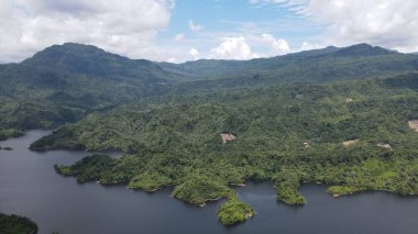 Milford Ses ve Kuşkulu Ses 'in Dağları ve Fiyortları, Yeni Zelanda. Bengoh Vadisi, Sarawak.