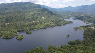 Milford Ses ve Kuşkulu Ses 'in Dağları ve Fiyortları, Yeni Zelanda. Bengoh Vadisi, Sarawak.