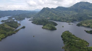 Milford Ses ve Kuşkulu Ses 'in Dağları ve Fiyortları, Yeni Zelanda. Bengoh Vadisi, Sarawak.