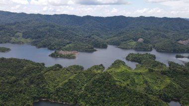 Milford Ses ve Kuşkulu Ses 'in Dağları ve Fiyortları, Yeni Zelanda. Bengoh Vadisi, Sarawak.