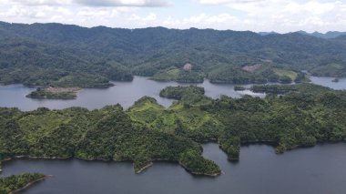Milford Ses ve Kuşkulu Ses 'in Dağları ve Fiyortları, Yeni Zelanda. Bengoh Vadisi, Sarawak.