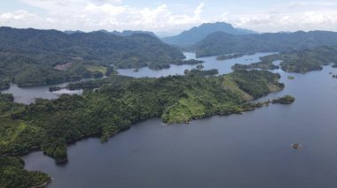 Milford Ses ve Kuşkulu Ses 'in Dağları ve Fiyortları, Yeni Zelanda. Bengoh Vadisi, Sarawak.