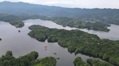 Milford Ses ve Kuşkulu Ses 'in Dağları ve Fiyortları, Yeni Zelanda. Bengoh Vadisi, Sarawak.
