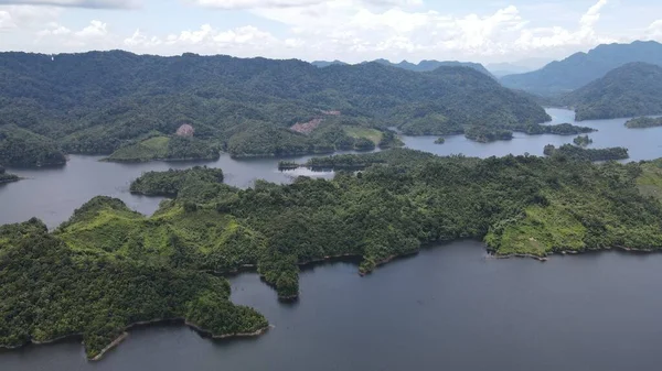 Milford Ses ve Kuşkulu Ses 'in Dağları ve Fiyortları, Yeni Zelanda. Bengoh Vadisi, Sarawak.