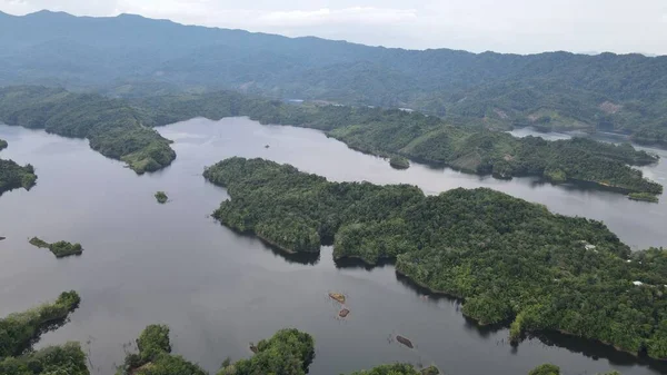 Milford Ses ve Kuşkulu Ses 'in Dağları ve Fiyortları, Yeni Zelanda. Bengoh Vadisi, Sarawak.