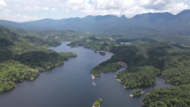 Milford Ses ve Kuşkulu Ses 'in Dağları ve Fiyortları, Yeni Zelanda. Bengoh Vadisi, Sarawak.