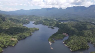 Milford Ses ve Kuşkulu Ses 'in Dağları ve Fiyortları, Yeni Zelanda. Bengoh Vadisi, Sarawak.