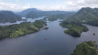 Milford Ses ve Kuşkulu Ses 'in Dağları ve Fiyortları, Yeni Zelanda. Bengoh Vadisi, Sarawak.