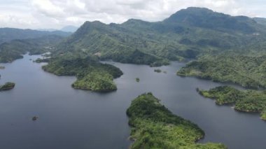 Milford Ses ve Kuşkulu Ses 'in Dağları ve Fiyortları, Yeni Zelanda. Bengoh Vadisi, Sarawak.