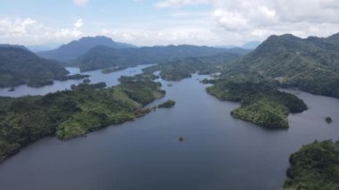 Milford Ses ve Kuşkulu Ses 'in Dağları ve Fiyortları, Yeni Zelanda. Bengoh Vadisi, Sarawak.