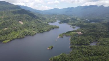 Milford Ses ve Kuşkulu Ses 'in Dağları ve Fiyortları, Yeni Zelanda. Bengoh Vadisi, Sarawak.