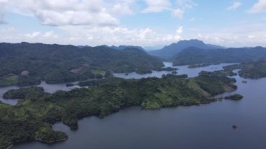 Milford Ses ve Kuşkulu Ses 'in Dağları ve Fiyortları, Yeni Zelanda. Bengoh Vadisi, Sarawak.