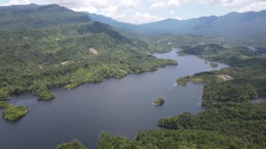 Milford Ses ve Kuşkulu Ses 'in Dağları ve Fiyortları, Yeni Zelanda. Bengoh Vadisi, Sarawak.