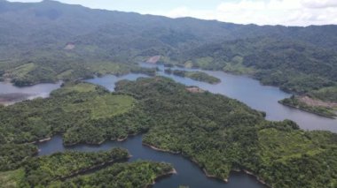 Milford Ses ve Kuşkulu Ses 'in Dağları ve Fiyortları, Yeni Zelanda. Bengoh Vadisi, Sarawak.