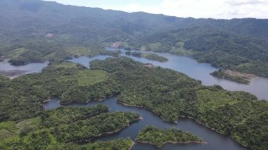Milford Ses ve Kuşkulu Ses 'in Dağları ve Fiyortları, Yeni Zelanda. Bengoh Vadisi, Sarawak.