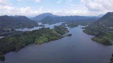 Milford Ses ve Kuşkulu Ses 'in Dağları ve Fiyortları, Yeni Zelanda. Bengoh Vadisi, Sarawak.