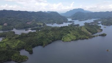 Milford Ses ve Kuşkulu Ses 'in Dağları ve Fiyortları, Yeni Zelanda. Bengoh Vadisi, Sarawak.