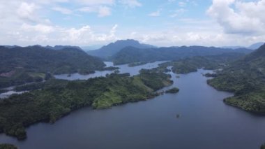 Milford Ses ve Kuşkulu Ses 'in Dağları ve Fiyortları, Yeni Zelanda. Bengoh Vadisi, Sarawak.