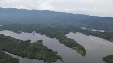 Milford Ses ve Kuşkulu Ses 'in Dağları ve Fiyortları, Yeni Zelanda. Bengoh Vadisi, Sarawak.