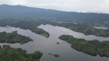 Milford Ses ve Kuşkulu Ses 'in Dağları ve Fiyortları, Yeni Zelanda. Bengoh Vadisi, Sarawak.