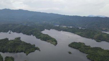 Milford Ses ve Kuşkulu Ses 'in Dağları ve Fiyortları, Yeni Zelanda. Bengoh Vadisi, Sarawak.
