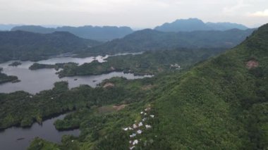 Milford Ses ve Kuşkulu Ses 'in Dağları ve Fiyortları, Yeni Zelanda. Bengoh Vadisi, Sarawak.