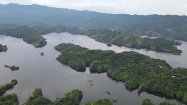 Milford Ses ve Kuşkulu Ses 'in Dağları ve Fiyortları, Yeni Zelanda. Bengoh Vadisi, Sarawak.
