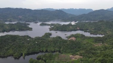 Milford Ses ve Kuşkulu Ses 'in Dağları ve Fiyortları, Yeni Zelanda. Bengoh Vadisi, Sarawak.