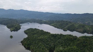 Milford Ses ve Kuşkulu Ses 'in Dağları ve Fiyortları, Yeni Zelanda. Bengoh Vadisi, Sarawak.