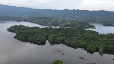 Milford Ses ve Kuşkulu Ses 'in Dağları ve Fiyortları, Yeni Zelanda. Bengoh Vadisi, Sarawak.