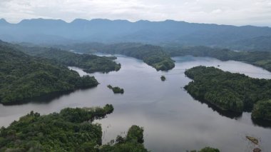 Milford Ses ve Kuşkulu Ses 'in Dağları ve Fiyortları, Yeni Zelanda. Bengoh Vadisi, Sarawak.