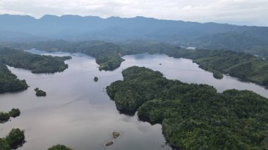 Milford Ses ve Kuşkulu Ses 'in Dağları ve Fiyortları, Yeni Zelanda. Bengoh Vadisi, Sarawak.