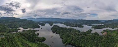 Milford Ses ve Kuşkulu Ses 'in Dağları ve Fiyortları, Yeni Zelanda. Bengoh Vadisi, Sarawak.