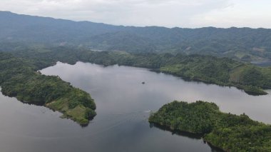 Milford Ses ve Kuşkulu Ses 'in Dağları ve Fiyortları, Yeni Zelanda. Bengoh Vadisi, Sarawak.