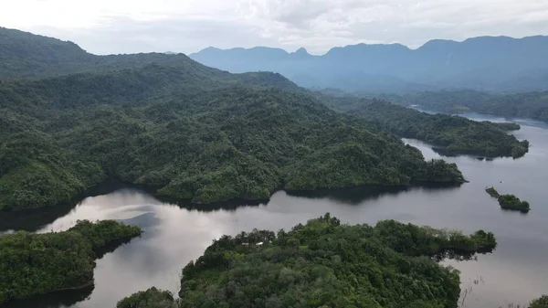 Milford Ses ve Kuşkulu Ses 'in Dağları ve Fiyortları, Yeni Zelanda. Bengoh Vadisi, Sarawak.