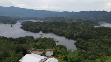 Milford Ses ve Kuşkulu Ses 'in Dağları ve Fiyortları, Yeni Zelanda. Bengoh Vadisi, Sarawak.