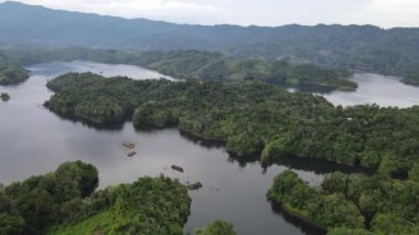 Milford Ses ve Kuşkulu Ses 'in Dağları ve Fiyortları, Yeni Zelanda. Bengoh Vadisi, Sarawak.