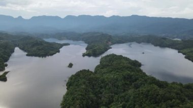 Milford Ses ve Kuşkulu Ses 'in Dağları ve Fiyortları, Yeni Zelanda. Bengoh Vadisi, Sarawak.