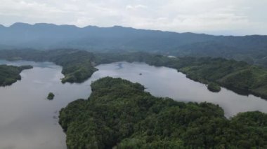 Milford Ses ve Kuşkulu Ses 'in Dağları ve Fiyortları, Yeni Zelanda. Bengoh Vadisi, Sarawak.