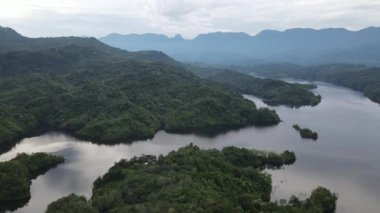 Milford Ses ve Kuşkulu Ses 'in Dağları ve Fiyortları, Yeni Zelanda. Bengoh Vadisi, Sarawak.