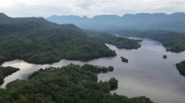 Milford Ses ve Kuşkulu Ses 'in Dağları ve Fiyortları, Yeni Zelanda. Bengoh Vadisi, Sarawak.