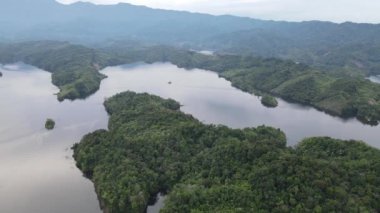 Milford Ses ve Kuşkulu Ses 'in Dağları ve Fiyortları, Yeni Zelanda. Bengoh Vadisi, Sarawak.
