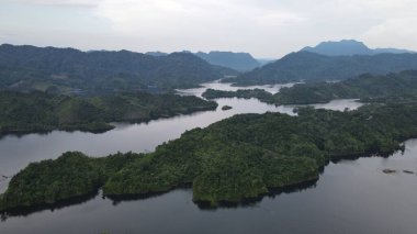 Milford Ses ve Kuşkulu Ses 'in Dağları ve Fiyortları, Yeni Zelanda. Bengoh Vadisi, Sarawak.