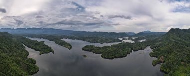 Milford Ses ve Kuşkulu Ses 'in Dağları ve Fiyortları, Yeni Zelanda. Bengoh Vadisi, Sarawak.