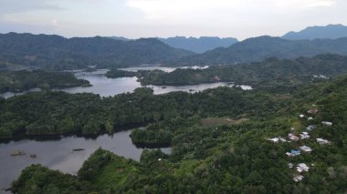 Milford Ses ve Kuşkulu Ses 'in Dağları ve Fiyortları, Yeni Zelanda. Bengoh Vadisi, Sarawak.