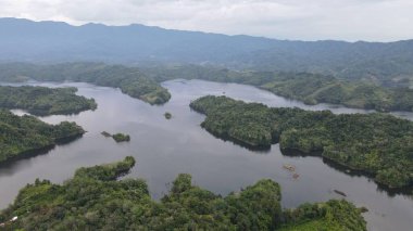 Milford Ses ve Kuşkulu Ses 'in Dağları ve Fiyortları, Yeni Zelanda. Bengoh Vadisi, Sarawak.